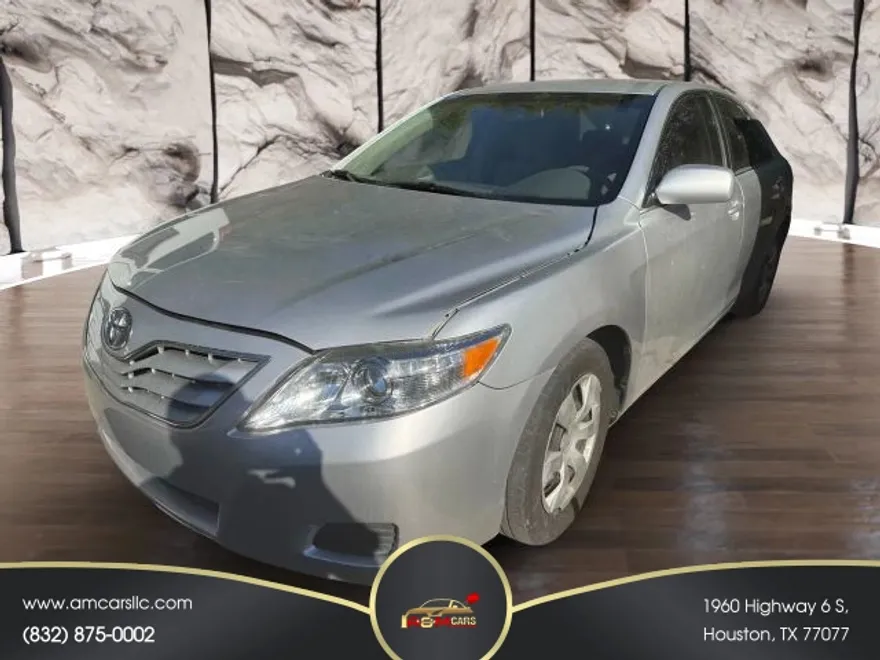 2011 Toyota Camry LE photo 1