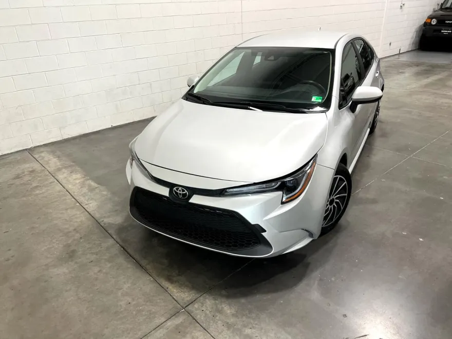 2022 Toyota Corolla LE photo 1