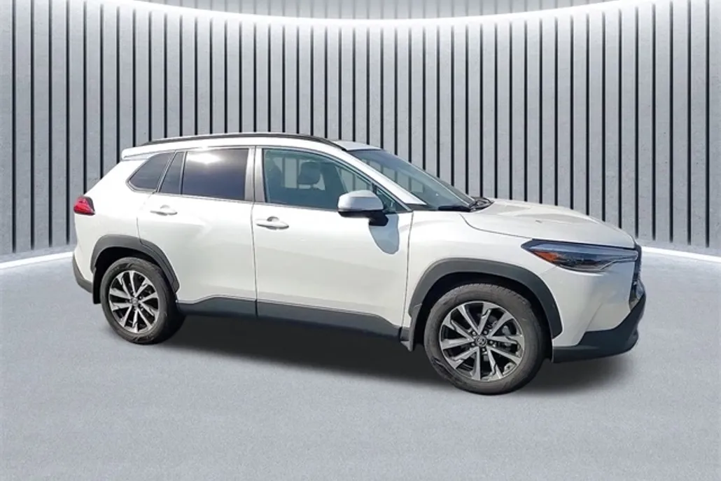 2024 Toyota Corolla Cross XLE photo 1