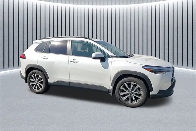 2024 Toyota Corolla Cross XLE photo 1