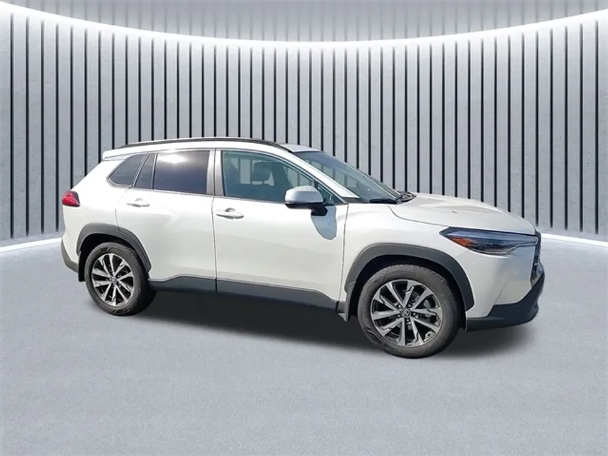 2024 Toyota Corolla Cross XLE photo 1