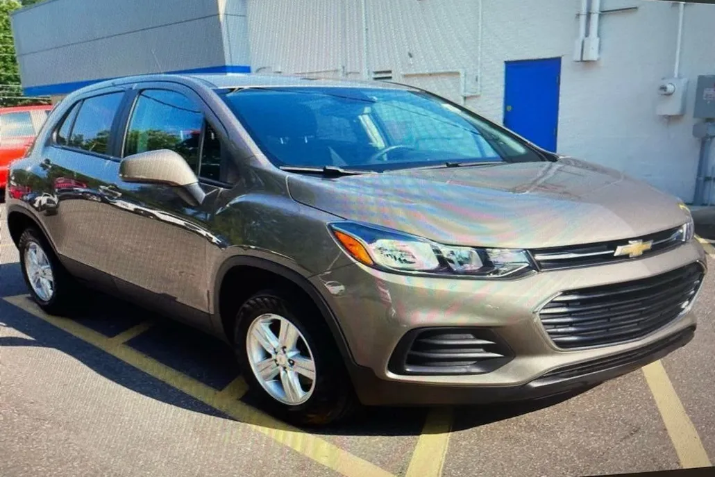 2022 Chevrolet Trax LS photo 1