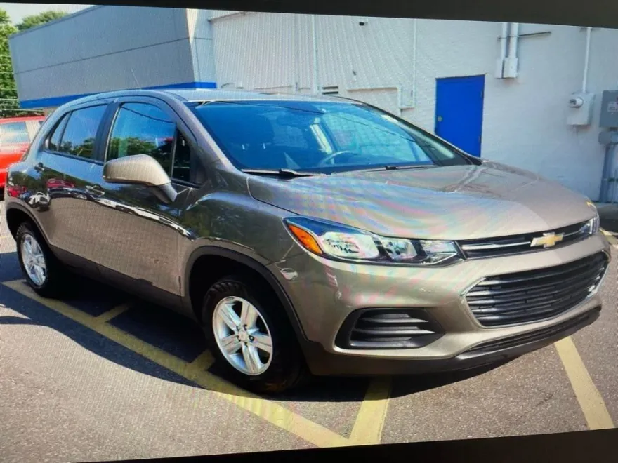 2022 Chevrolet Trax LS photo 1