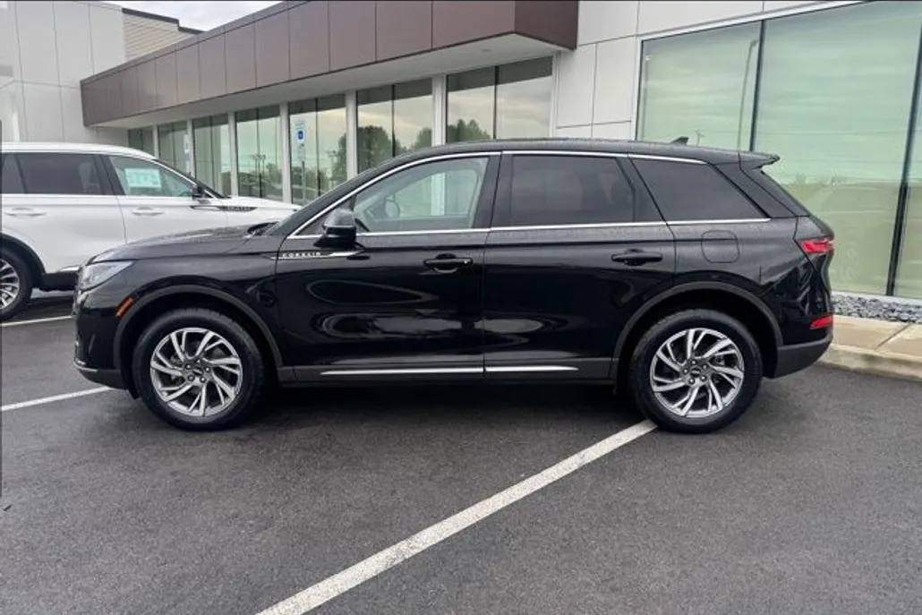 2023 Lincoln Corsair Standard photo 1