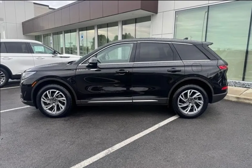 2023 Lincoln Corsair Standard photo 1