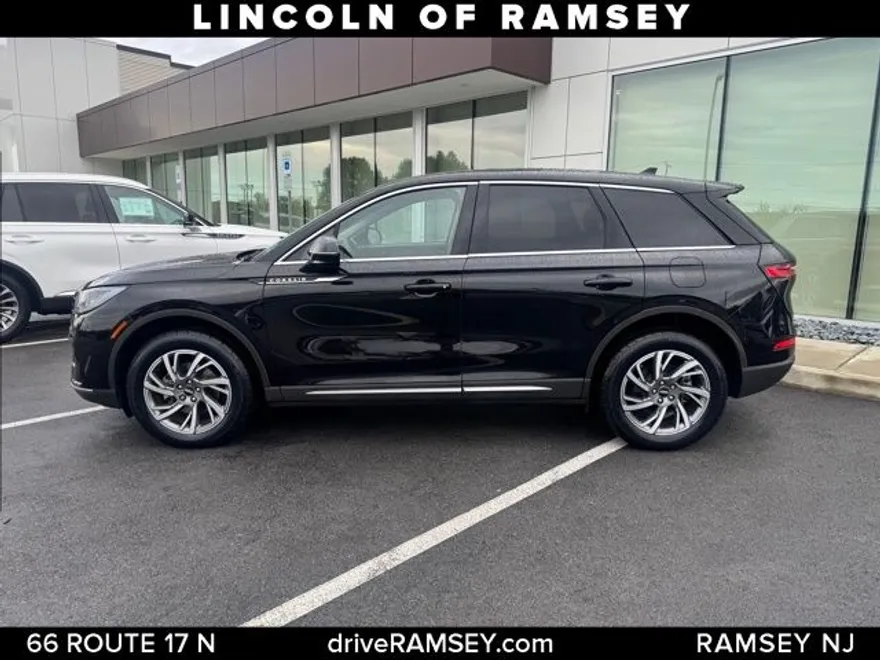 2023 Lincoln Corsair Standard photo 1