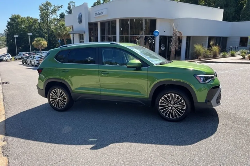 2025 Volkswagen Taos SE photo 1
