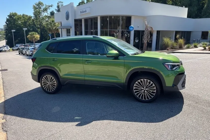 2025 Volkswagen Taos SE photo 1