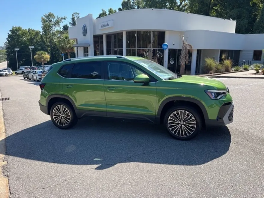 2025 Volkswagen Taos SE photo 1