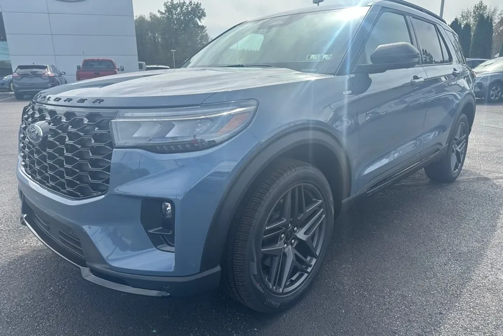 2025 Ford Explorer ST-Line photo 1