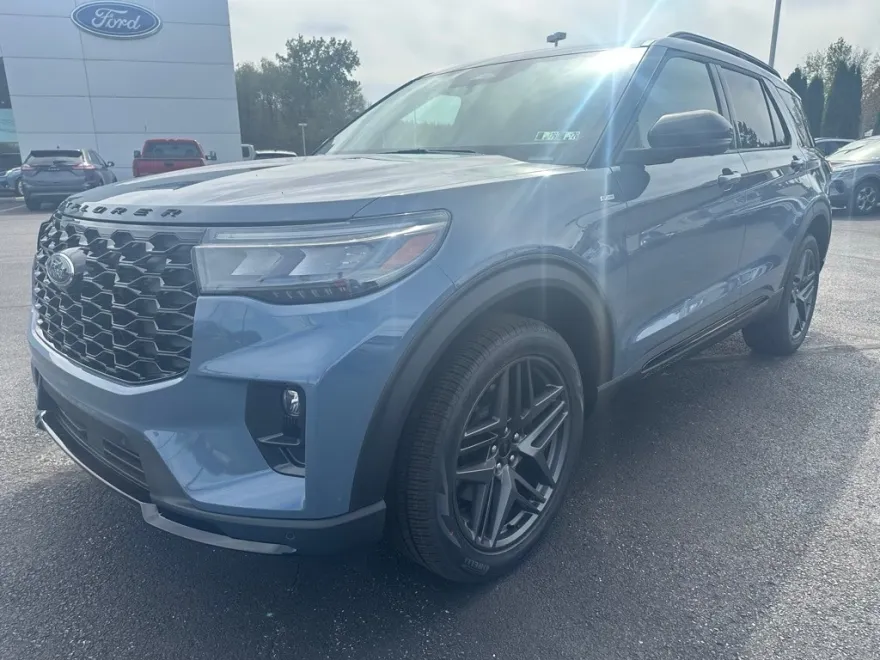 2025 Ford Explorer ST-Line photo 1