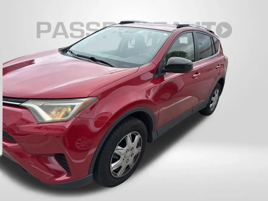 2016 Toyota RAV4 LE photo 1