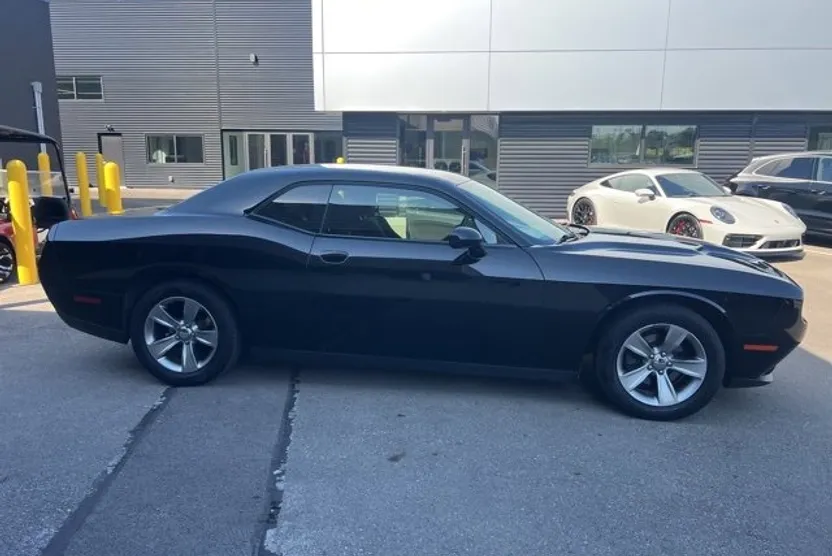 2016 Dodge Challenger SXT photo 1