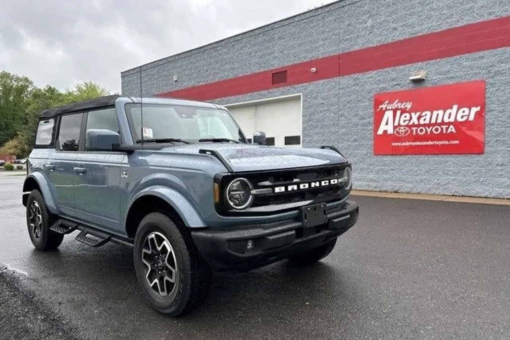 2023 Ford Bronco Outer Banks photo 1