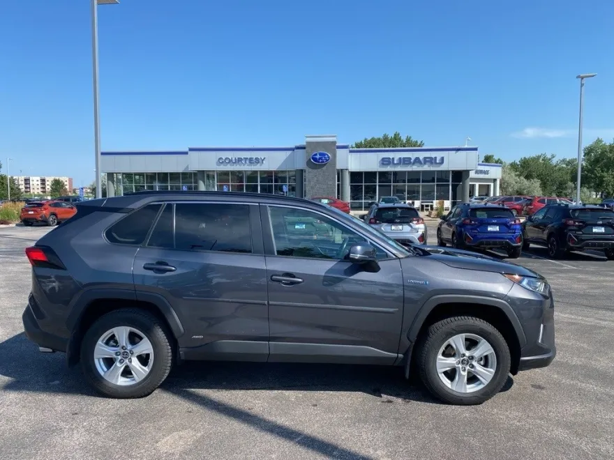 2019 Toyota RAV4 Hybrid XLE photo 1