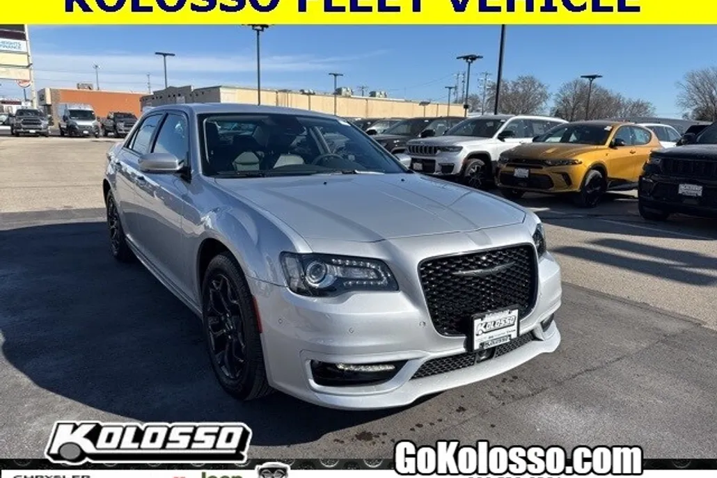 2023 Chrysler 300 Touring L photo 1