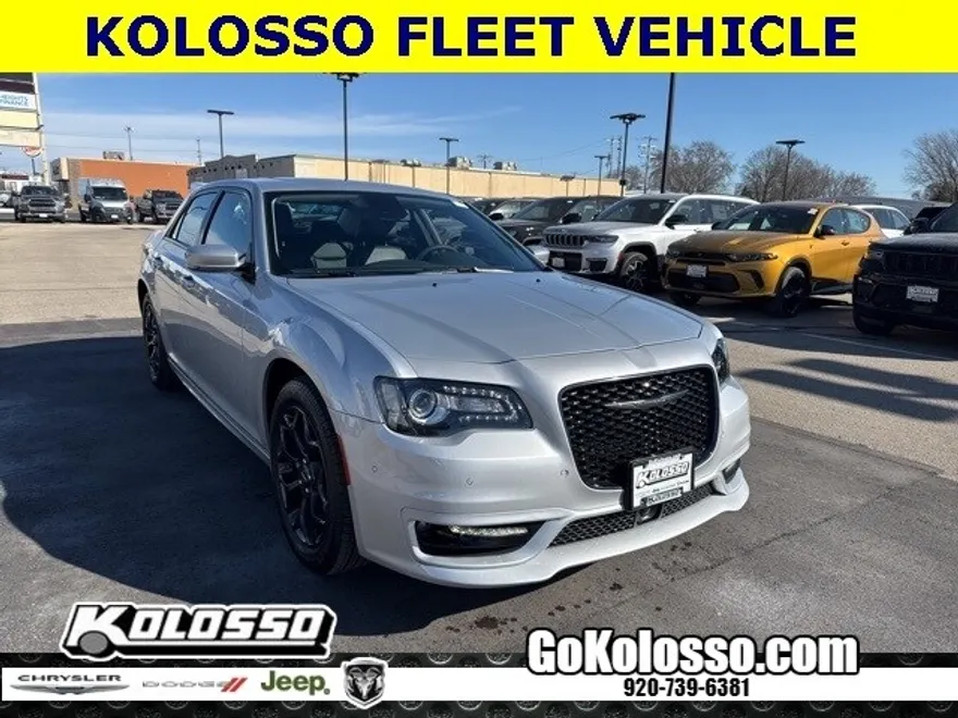 2023 Chrysler 300 Touring L photo 1