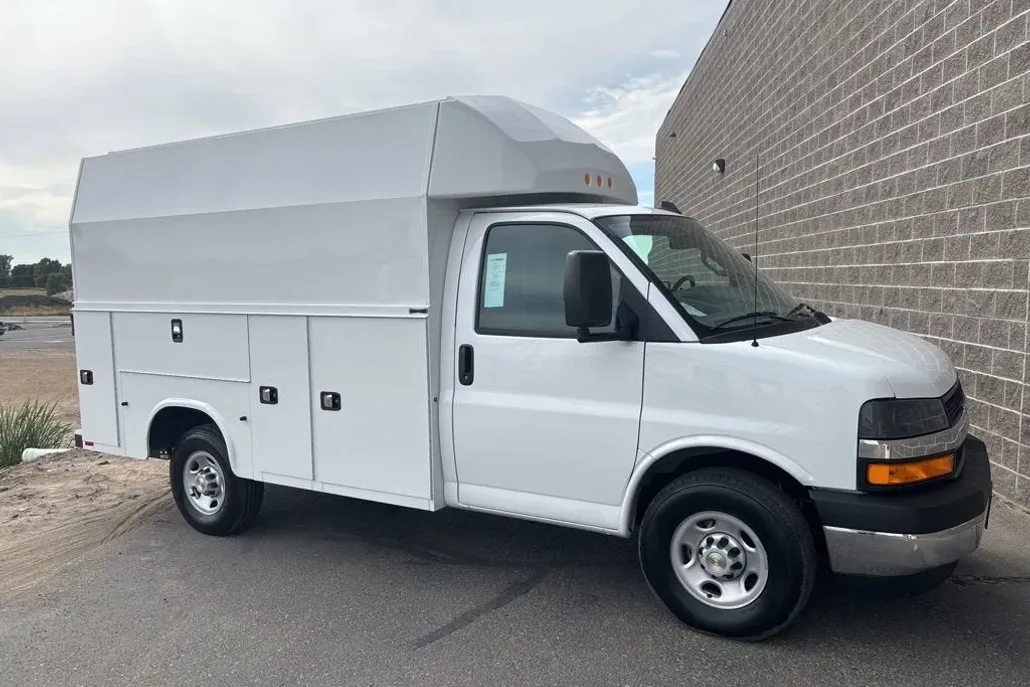 2025 Chevrolet Express Cutaway 3500 photo 1