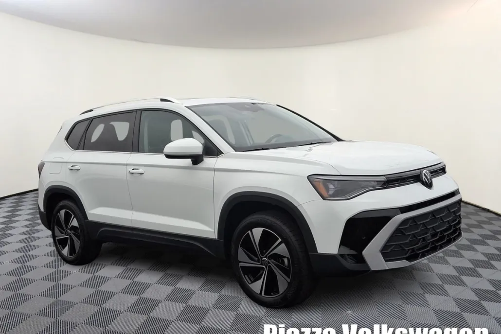 2025 Volkswagen Taos SE photo 1