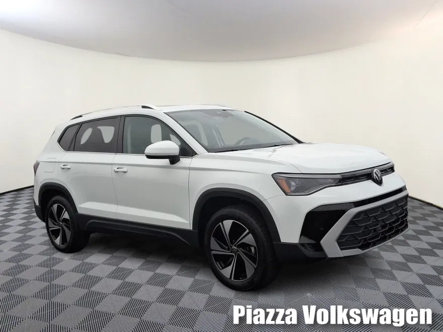2025 Volkswagen Taos SE photo 1