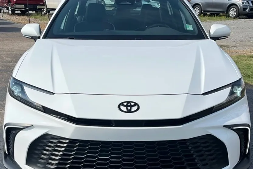 2025 Toyota Camry SE photo 1
