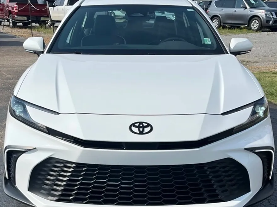 2025 Toyota Camry SE photo 1