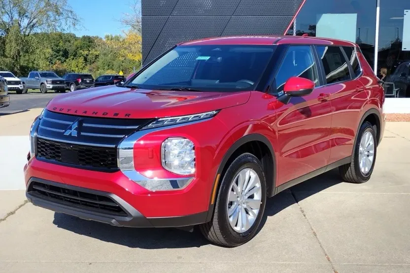2025 Mitsubishi Outlander ES photo 1