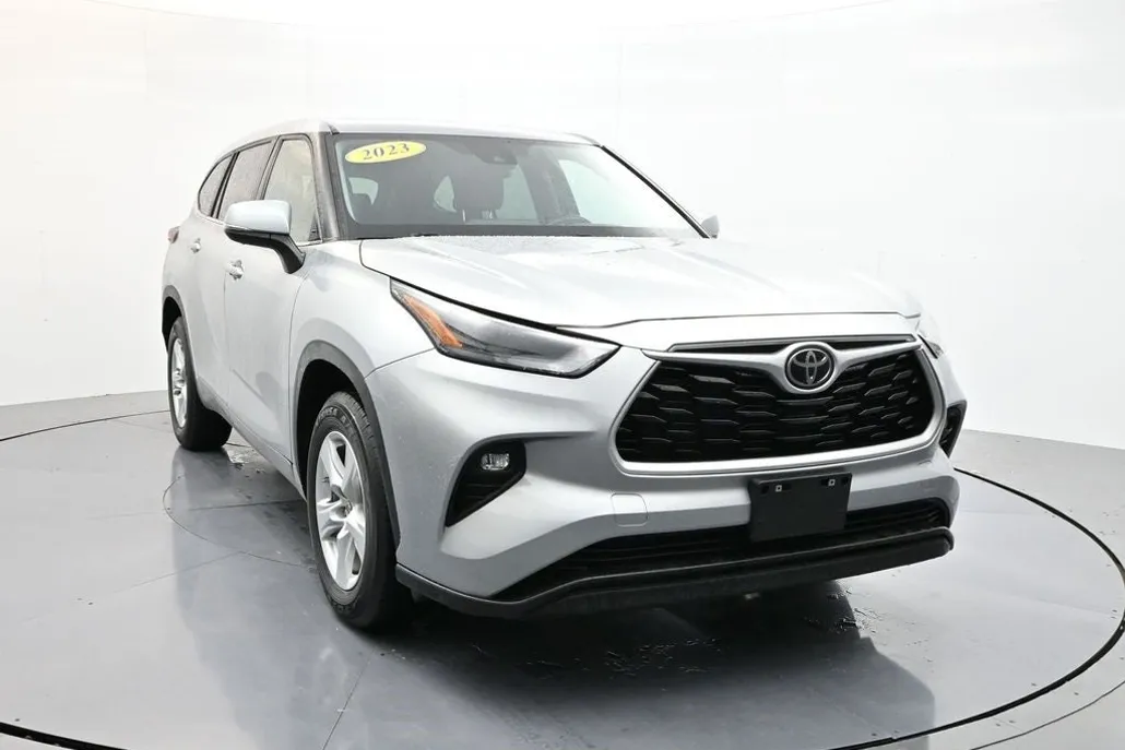 2023 Toyota Highlander LE photo 1