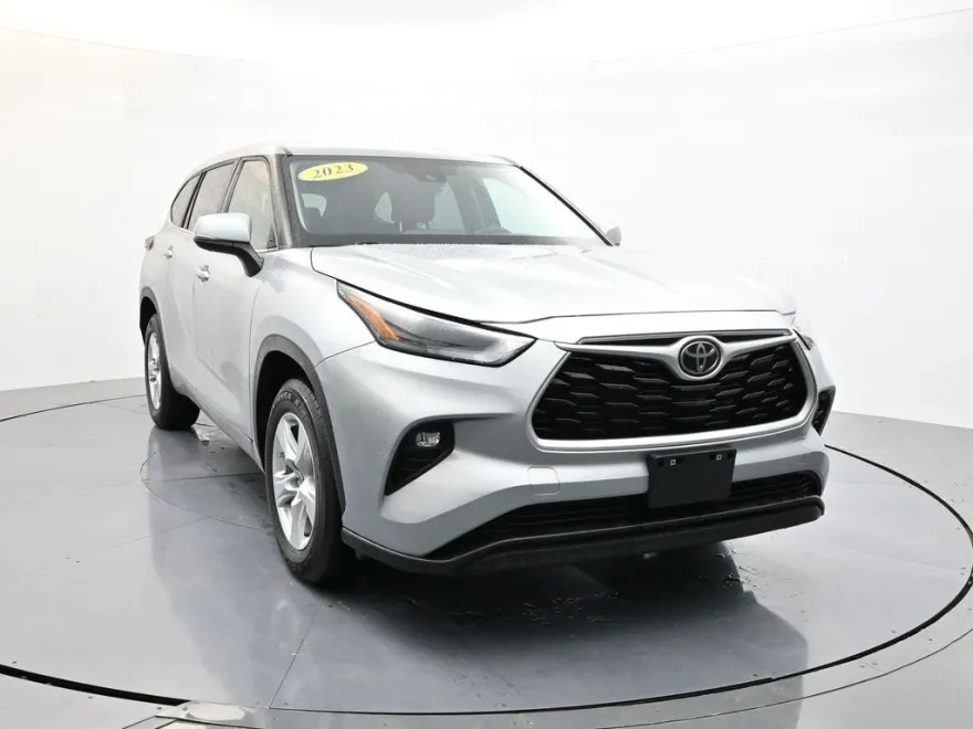 2023 Toyota Highlander LE photo 1