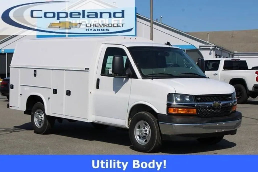 2024 Chevrolet Express Cutaway 3500 photo 1