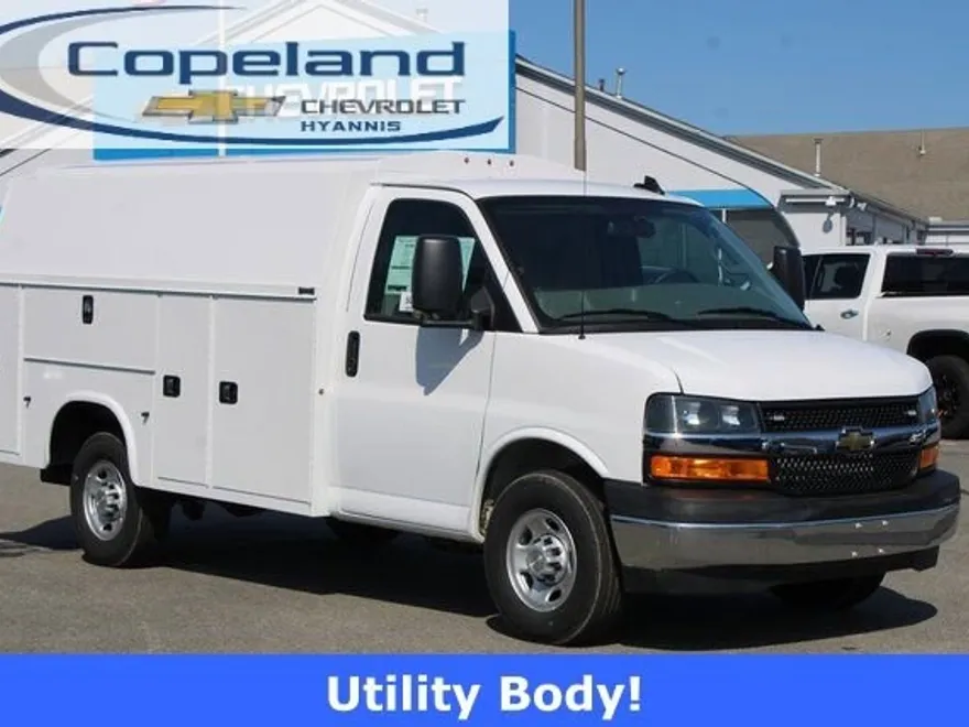 2024 Chevrolet Express Cutaway 3500 photo 1