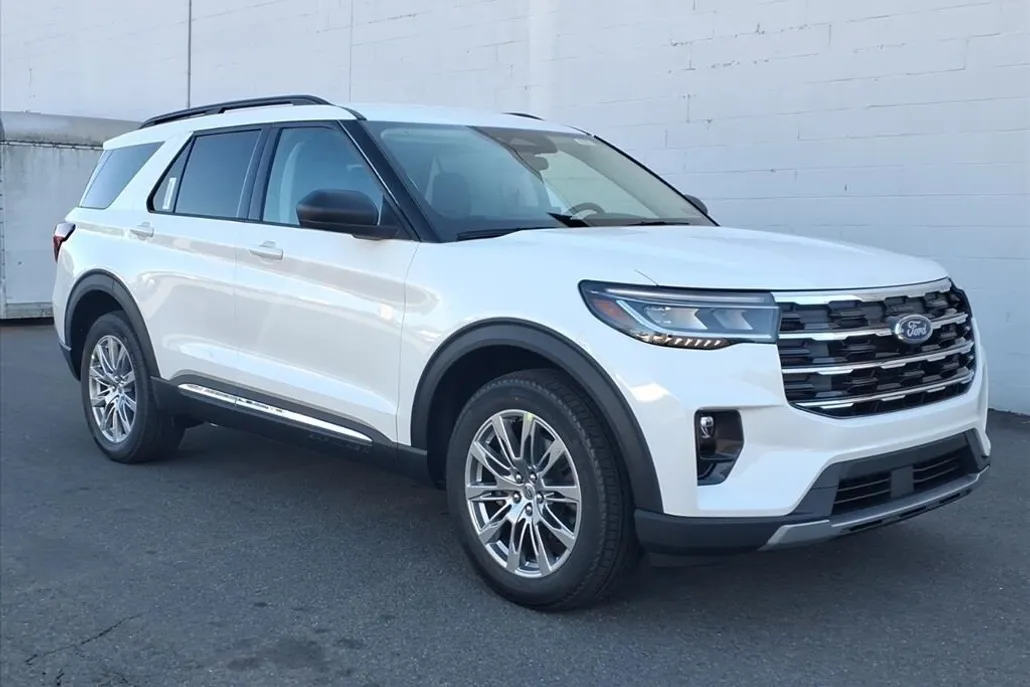 2025 Ford Explorer photo 1