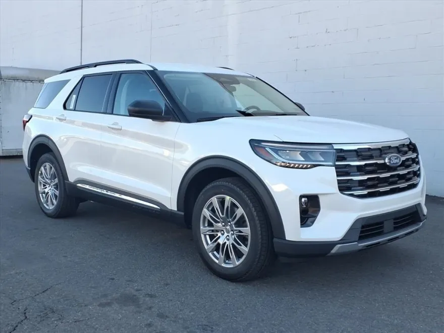 2025 Ford Explorer photo 1