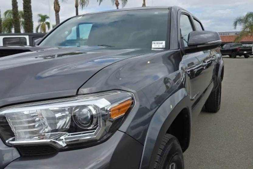 2017 Toyota Tacoma SR5 photo 1