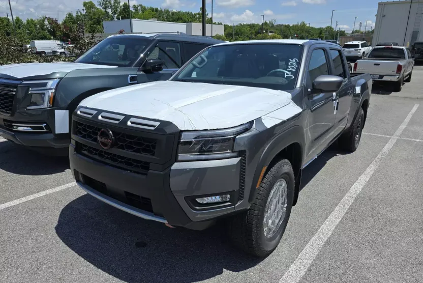 2025 Nissan Frontier PRO-4X Crew Cab photo 1