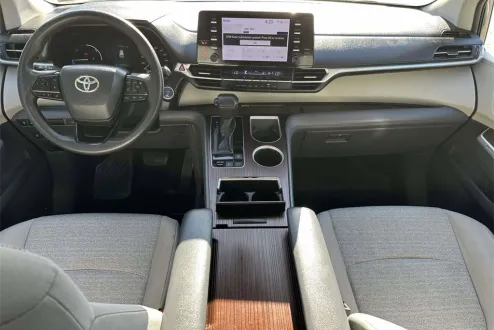 2022 Toyota Sienna LE photo 3