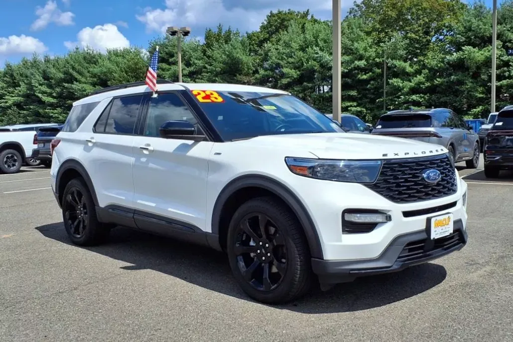 2023 Ford Explorer ST-Line photo 1