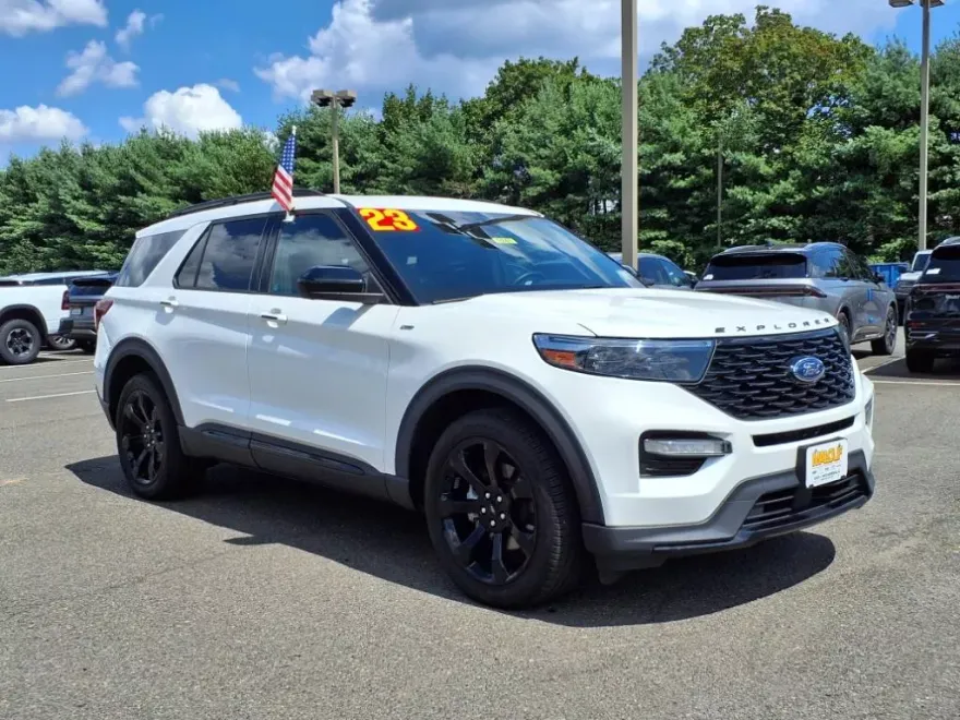 2023 Ford Explorer ST-Line photo 1