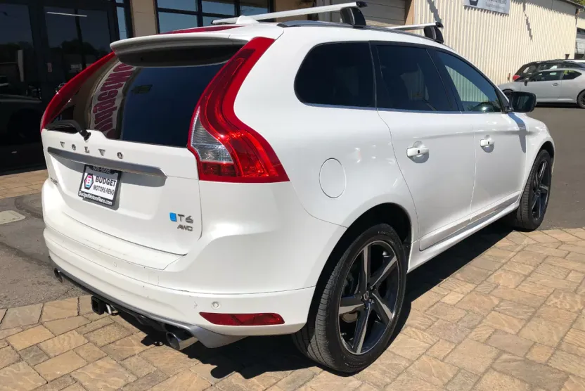 2015 Volvo XC60 T6 R-Design Platinum photo 1
