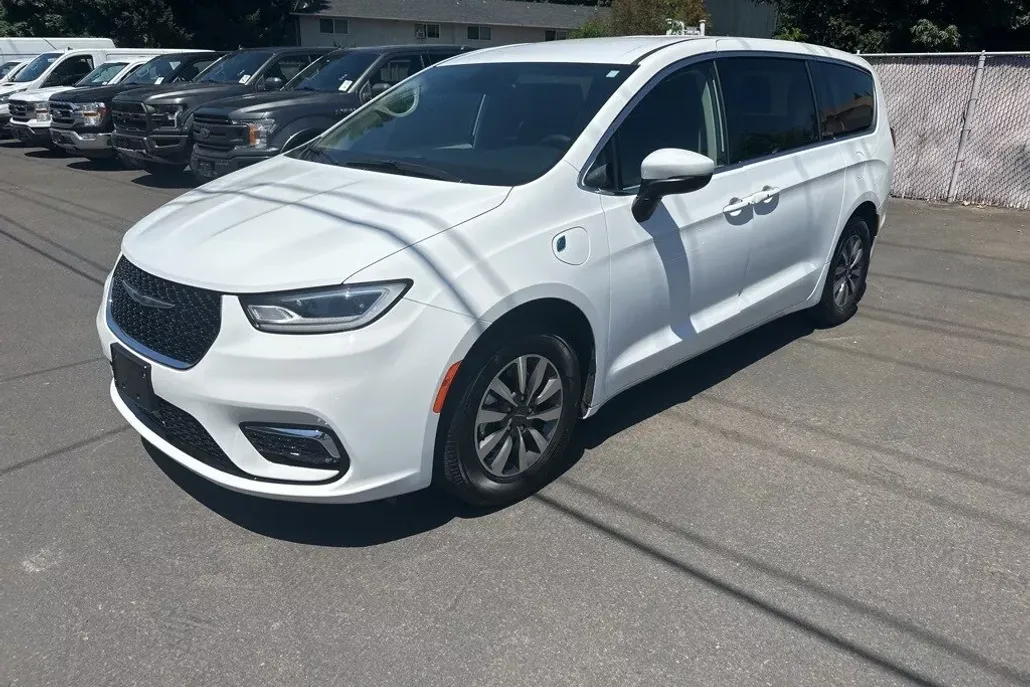 2023 Chrysler Pacifica Hybrid Touring L photo 1