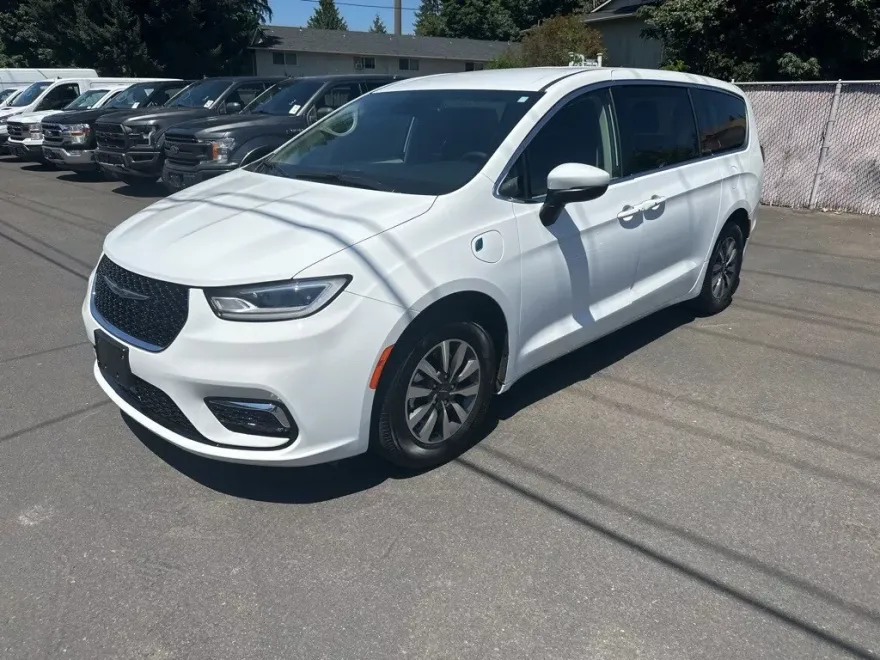 2023 Chrysler Pacifica Hybrid Touring L photo 1