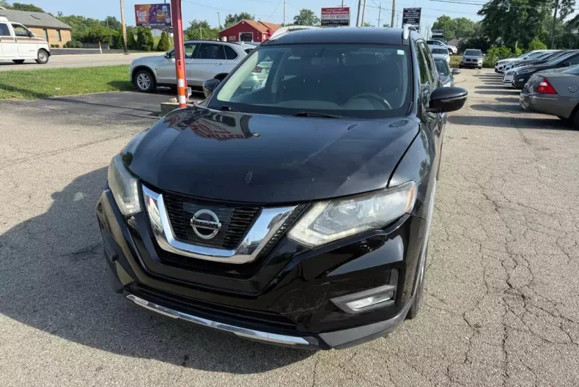 2017 Nissan Rogue SV photo 1