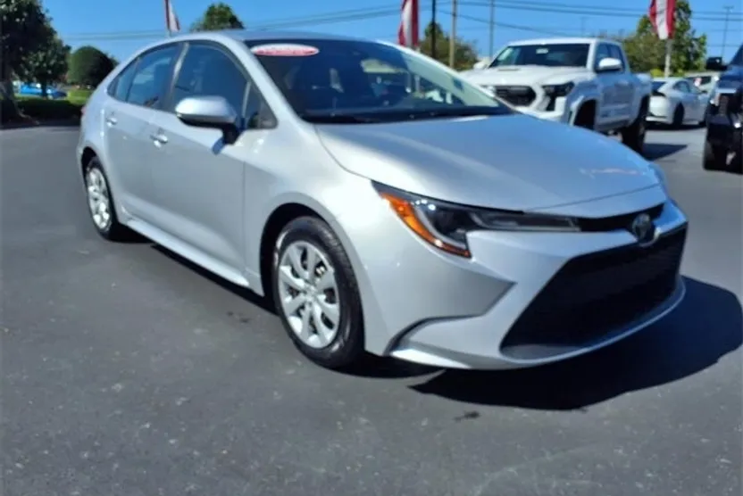 2021 Toyota Corolla LE photo 1