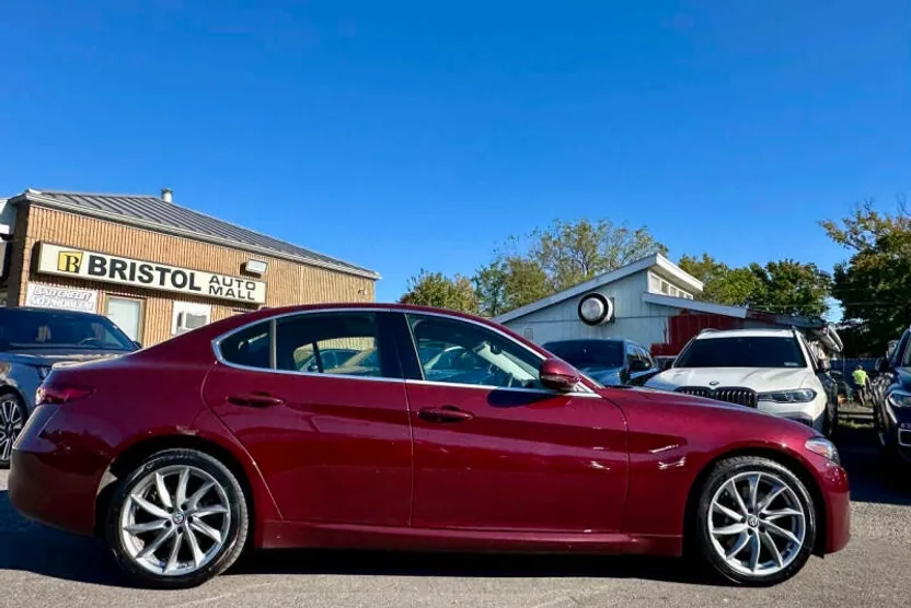 2017 Alfa Romeo Giulia Base photo 1