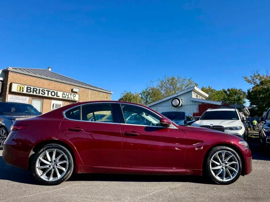2017 Alfa Romeo Giulia Base photo 1