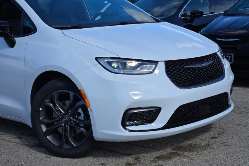 2026 Chrysler Pacifica photo 1