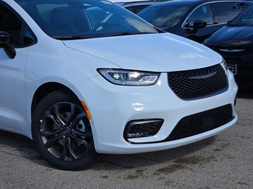 2026 Chrysler Pacifica photo 1