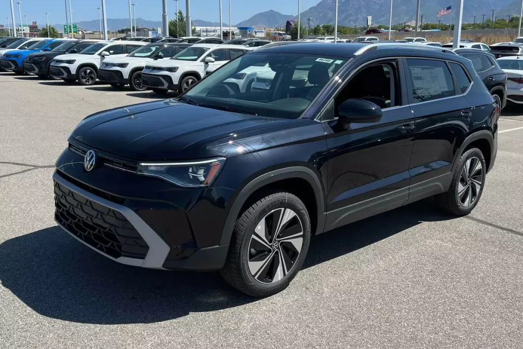 2025 Volkswagen Taos SE photo 1