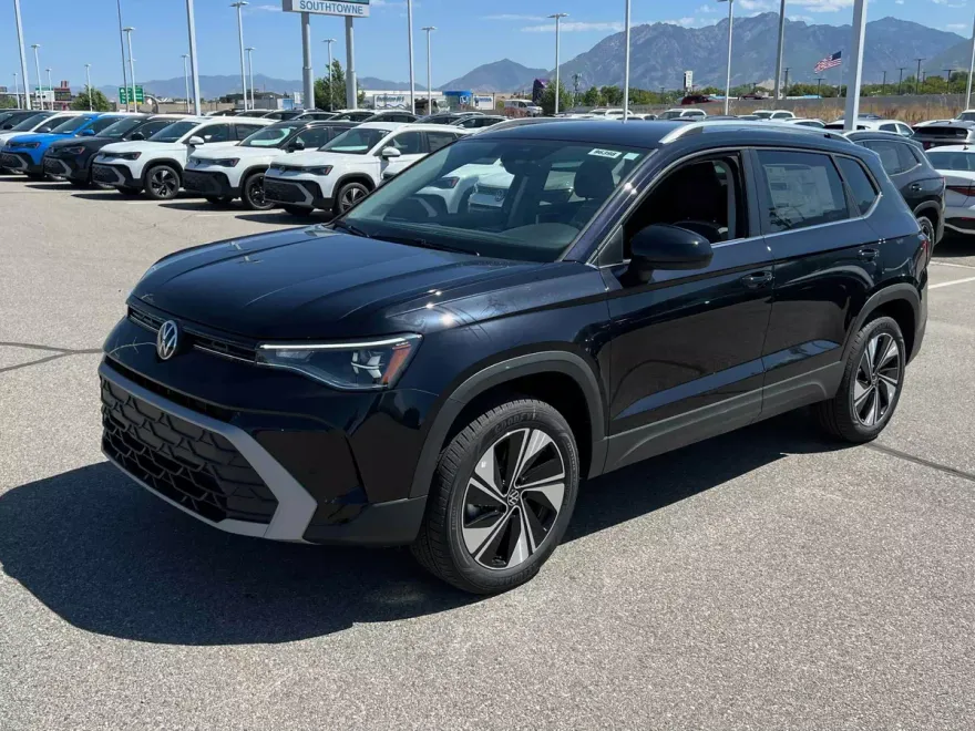 2025 Volkswagen Taos SE photo 1