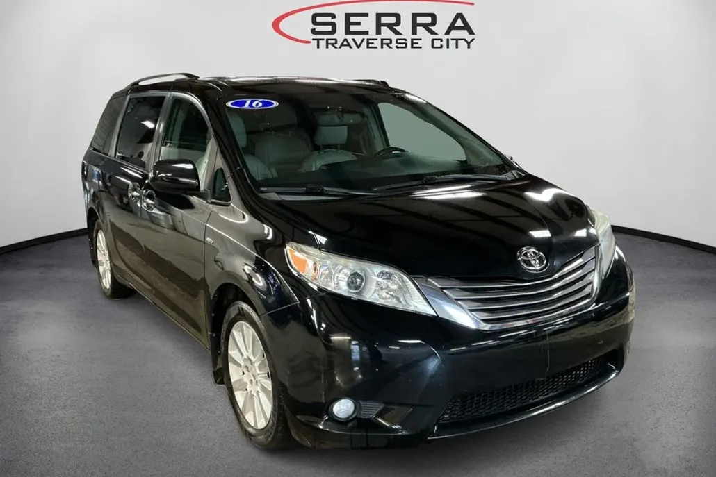 2016 Toyota Sienna XLE photo 1
